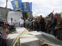 В Ивано-Франковск привезли крест с могилы Степана Бандеры в Мюнхене