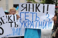 В Киеве во время акции под посольством США милиционеры напали на активистку ОД "Прав?Да!" с угрозами