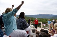 Путин поздравил Обаму, Хиллари Клинтон сделала подарок Путину