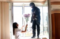 Семья особого назначения. ОМОН поздравил своих любимых «по-спецназовски»