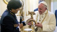 Папа Римский получил в подарок распятие на серпе и молоте (видео)