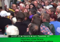 Народ устроил драку в гигантской очереди за бесплатными сосисками от Коломойского