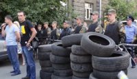 Протестующие в Киеве принесли покрышки к зданию администрации президента Украины