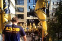 Бойцы «Азова» пикетируют здание Государственной фискальной службы