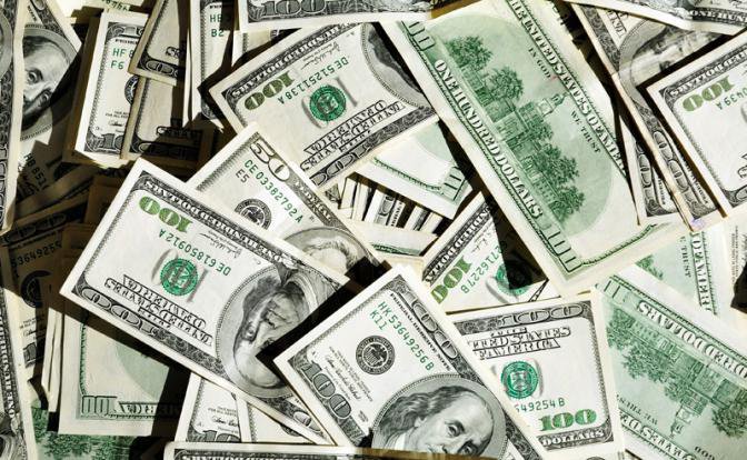 "Доллар теперь ничем не обеспечен": План Москвы по "сливу" американской валюты оценил финансист из США