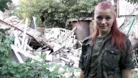 Несломленная... Ополченка Рыжая на руинах своего дома