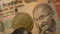 Индийская рупия упала до двухлетнего минимума на фоне девальвации юаня