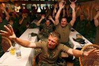 Пережраши водки укровояка умер прямо в электричке