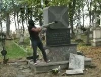 В Польше разрушили ещё один памятник УПА (Видео)