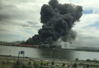 На заводе возле аэропорта в Токио начался сильный пожар