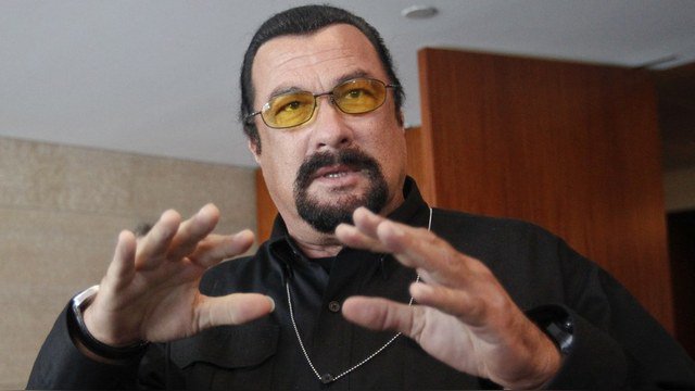 Ни дня без секс-скандала: Актриса-лесбиянка обвинила Сигала в домогательствах