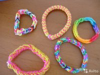 Чтобы помочь украинским террористам, маленькие львовянки взялись плести резиновые браслеты