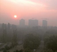 С утра над Киевом едкий смог. Загрязнение воздуха превысило норму. Школьников отпустили домой до 7 сентября