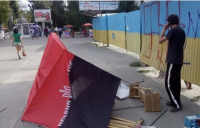 В центре Херсона совершено нападение на палатку "Правого сектора"