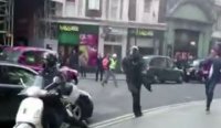 В Лондоне прохожие сняли на видео дерзкое ограбление ювелирного бандой мотоциклистов
