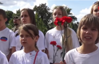 Дети из Горловки вместе с ополченцами развернули флаги Новороссии у стен Кремля