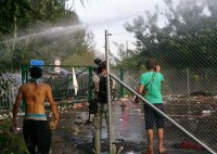 Беженцев разгоняют водомётами на венгеро-сербской границе — прямая трансляция