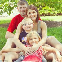 Фото: улыбчивая вдова у гроба мужа возмутила интернет