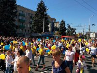 На День города в Мариуполе устроили парад вышиванок