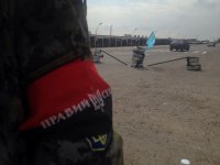 «Мирная акция»: Боевики с автоматами топчут флаги России на границе с Крымом