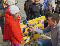 Участники «сеанса изгнания России из ООН» в Киеве вывели детей с плакатами ОУН