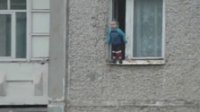 Ребенок гулял по подоконнику 8-го этажа, пока мама готовила еду в Миассе