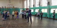 Яценюк играет со школьниками в баскетбол