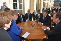 Порошенко, ты чего грустный такой? Взгрустнулось. А чего бледный?