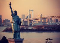 Розовые очки и шезлонг с видом на идеализированный Запад. Захар Прилепин