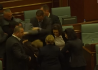 В Косово депутаты подрались и распылили слезоточивый газ в здании парламента