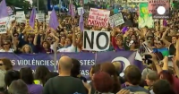 Испания: тысячи людей вышли на демонстрацию против бытового насилия