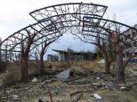 Коммунальщики вывезли из аэропорта уцелевшую кованую беседку, чтобы установить ее в парке Донецка