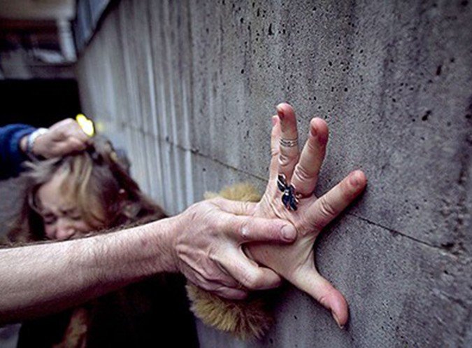 Немецких девушек успокаивают тем, что раздают мигрантам презервативы