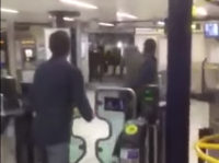 С криками "За Сирию!" мужчина перерезал горло пассажиру в Лондонском метро