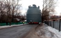 В Уфе перевозят многотонный реактор – видео