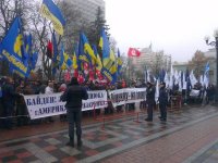 Митингующие требуют у стен Верховной рады отставки Яценюка