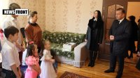 Жена Плотницкого навестила приемные семьи Луганска накануне Дня Святого Николая
