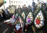 К зданию Верховной рады митингующие принесли гроб со свиньёй