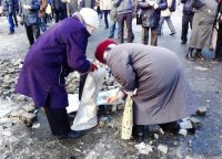 Помню, было фото, как пенсионеры цепью передавали брусчатку на Майдане - боевикам на баррикады