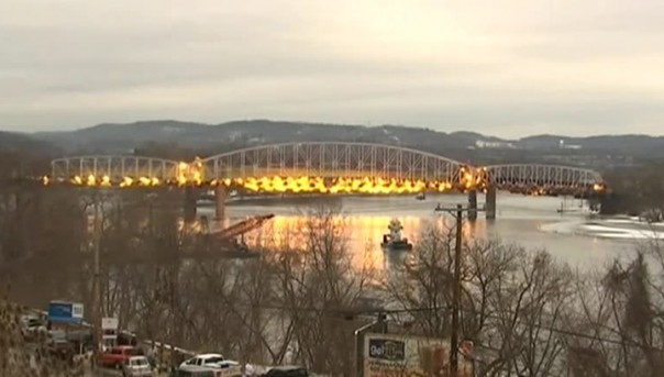 В США взорван стальной мост, возраст которого превышает сто лет