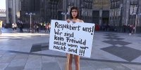 Швейцарская художница разделась в центре Кельна против насилия со стороны мигрантов