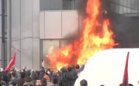 В Косово протестующие подожгли здание парламента