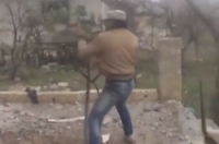 18+ Сирийский снайпер точным выстрелом в голову угомонил пафосного боевика