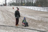 Народную горку Калининграда засыпали песком, чтобы дети катались на платной