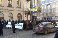 Во Львове у магазина «Рошен» повесили чучело Порошенко