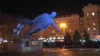 В Днепропетровске неонацисты под гимн Украины снесли памятник Петровскому