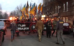 Фекальное шествие нацистов "Азова" под свастиками в центре Одессы охраняла полиция