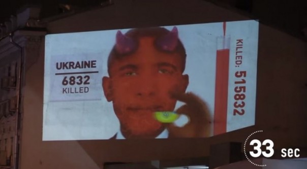 Видео с поедающим флаги Обамой-«дьяволом» показали в центре Москвы