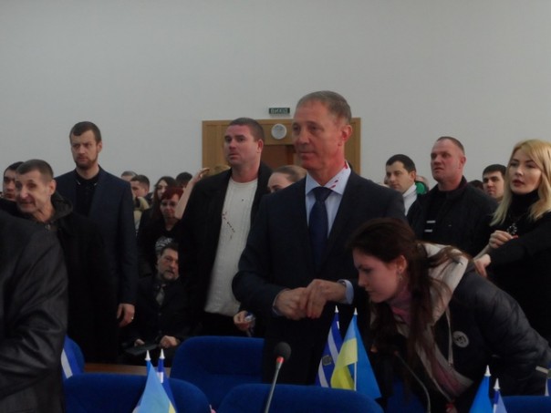 Скандал в Херсоне: активистка закидала депутата свиными ушами и облила краской