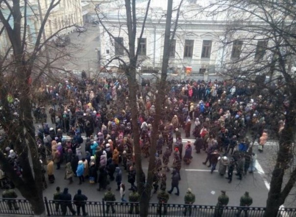 Митингующие за отставку правительства Яценюка перекрыли улицу в Киеве - прямая трансляция